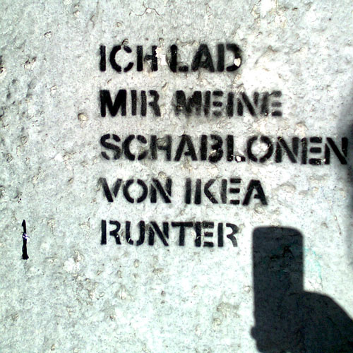 Foto von Schablonenspraying auf Mauer: Ich lad mir meine Schablonen von IKEA runter. 